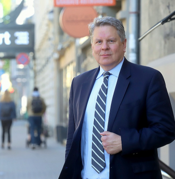 Pēteris Blumbergs: "Diemžēl cauri laikiem un paaudzēm ieguvumi latvietībai vairs nav primārā lieta, kas nosaka, par ko balsos trimdas latvieši. Tā varētu būt trešajā vietā. Pirmajās vietās ir zemāki nodokļi, konservatīvāka pieeja sociālajiem jautājumiem."