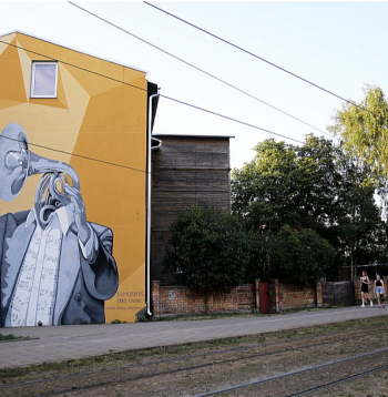 Liepāja ir kļuvusi par Eiropas Kultūras galvaspilsētu 2027. gadā, kas stiprina domes vadības vēlmi iezīmēt pilsētas vietu Eiropā. Attēlā – sienas gleznojums "Skaņu vīrs" Liepājā.