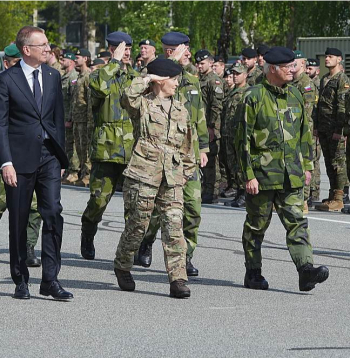 Zviedrijas karalis Kārlis XVI Gustavs (no labās) Ādažu militārajā bāzē tiekas ar zviedru bataljona karavīriem.
