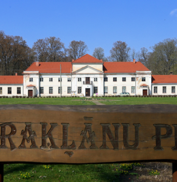 Varakļānu muižas pilī kopš 1997. gada darbojas Varakļānu novada muzejs. Pils telpās ir atklāti vērtīgi 18.–19. gs. sienu un griestu gleznojumi, apskatāmi pils telpu interjeri un kapela. Muzejā ir izveidota modernizēta pastāvīgā ekspozīcija par M. fon der Borha dzīvi un zinātnisko darbību, kā arī Varakļānu pilsētas un novada vēsturi.
