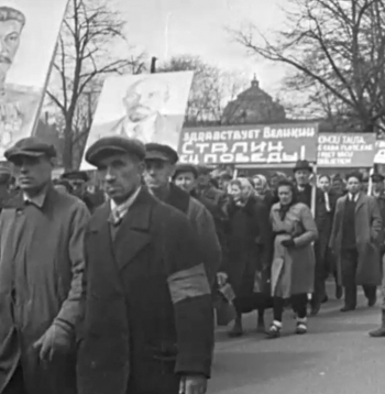 Rīdzinieki 1945. gada 9. maijā organizēti dodas uz centrālo mītiņu Rīgā. Kinožurnālā “Padomju Latvija" diktora teksts: “Ļaudis līksmos gājienos devās uz Esplanādi.”