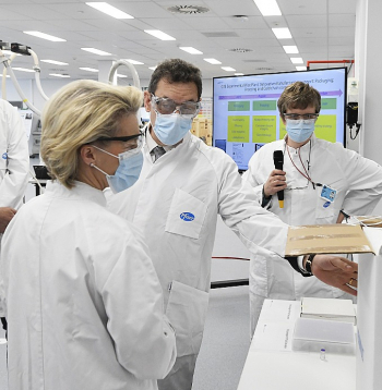 "Pfizer" izpilddirektors Alberts Burla (centrā) Eiropas Komisijas prezidentei Urzulai fon der Leienai izrāda "Pfizer" ražotni Beļģijā viņas oficiālās vizītes laikā 2021. gada 23. aprīlī.