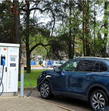 "E-mobi" stacijās, atšķirībā no citām, jāmaksā nevis par patērētājām kWh, bet par uzlādei pavadīto laiku. Tas mudina autovadītāju ātrāk uzlādēt bateriju un dod vietu citam.
