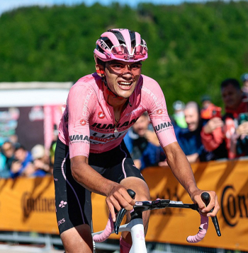 Meksikānis Izāks del Toro daudziem par pārsteigumu piecus posmus pirms beigām ir "Giro d’Italia" velobrauciena kopvērtējuma līderis.