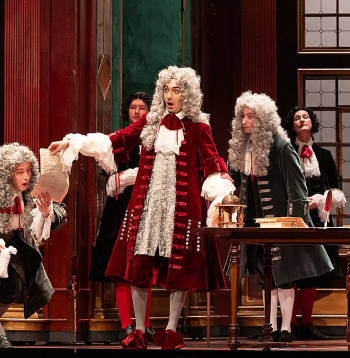 Diemžēl operas režisors Makss Emanuels Cenčičs uz skatuves uzlika statiskus cilvēkus, kas labi dzied (un tieši šis princips savulaik noveda līdz baroka operas krīzei, kur izrāde pārvērtās par "koncertu kostīmos").