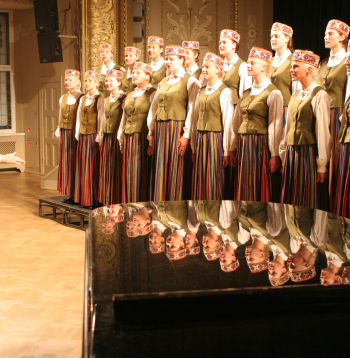 X Latvijas skolu jaunatnes dziesmu un deju svētku koru fināla konkursā 2010. gadā sacentās 76 kori.