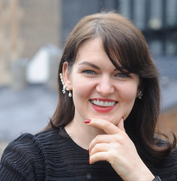 Mākslīgā intelekta asociācijas pārstāve un inovāciju vadības uzņēmuma "Helve" līdzdibinātāja Līva Pērkone: "Dažu tehnoloģiju ietekmes pārvērtēšana īstermiņā rada vilšanās sajūtu, un tad tiek pieļauta otra kļūda – netiek novērtētas ilgtermiņa pārmaiņas, ko tās rada. Tā notiek arī mākslīgā intelekta jomā."