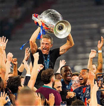 Luiss Enrike divu sezonu laikā Parīzes "Saint-Germain" aizvedis līdz septiņām trofejām. Dominance Francijā jau ir ierasta, bet nu izdevies uzkāpt arī Eiropas klubu futbola virsotnē.