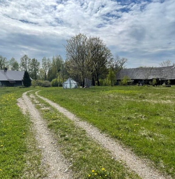 Kā lasāms sludinājumu portālos, piemēram, šādu lauku viensētu un klēti, kas atrodas netālu no Inešu ezera, īpašnieks pārdod par 40 tūkstošiem eiro. Komfortablai dzīvošanai gan būtu vēl jāiegulda daudz...