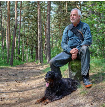 Pastaigas ar suni vai rotaļas ar kaķi ir mērenas intensitātes fiziskās nodarbības, kas veicina veselīgus paradumus un nāk par labu veselībai, jo palīdz uzturēt locītavu veselību un mobilitāti, ceļ enerģijas līmeni un gādā, ka cilvēks regulāri atrodas svaigā gaisā.