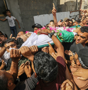 Palestīnieši sēro par jauna vīrieti, kuru 2023. gada 20. septembrī Gazas joslas dienvidos nogalināja Izraēlas spēki.