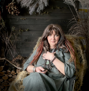 Paklausot savai iekšējai balsij, esmu sākusi pucēties ikdienā. Padomāju, ka vairs ilgi nav atlicis, vecums klāt, tāpēc no rīta pieceļos, sakrāsojos, safrizējos, savelku visus savus mīļotos gredzenus, kaklarotu uzlieku, rokassprādzes, smuki saģērbjos, un tā es dzīvoju...