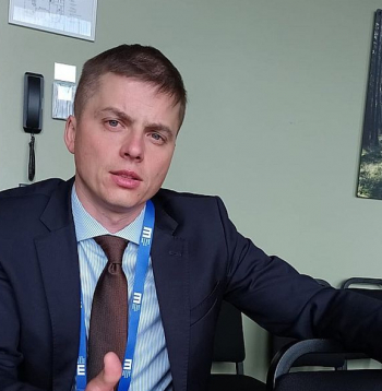 "LMT" ir novatorisks mobilo sakaru operators ar vairāk nekā 30 gadu pieredzi, darbojas kā dažādu sistēmu integrators un arī aizsardzības industrijai izstrādā progresīvus risinājumus, tostarp militārajām misijām kritiski svarīgās Kaujas lauka informācijas pārvaldības sistēmas," raksturojot Latvijas uzņēmuma spējas un panākumus aizsardzības industrijā, izteicās SIA "Latvijas Mobilais telefons" Aizsardzības tehnoloģiju departamenta direktors Kaspars Pollaks.