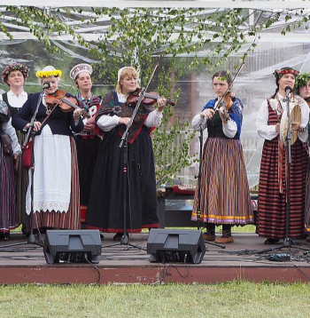Ezermalā uzstājas folkloras kopas. Attēlā – publiku uz dančiem mudina "Skandinieki".