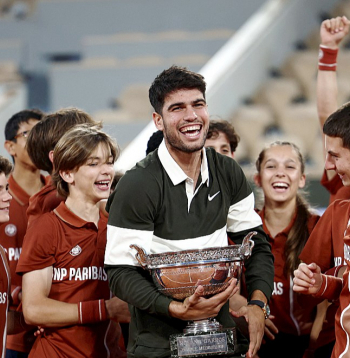 Karloss Alkarass (centrā) patīk cilvēkiem, kuru simpātijas viņš iekaro arī ar savu plato smaidu.