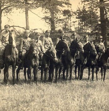 Igaunijas armijas izlūkvienība Vidzemē 1919. gada vasarā. Latvijas un Igaunijas militārās sadarbības līgums paredzēja igauņu armijas atrašanos tikai pierobežā, nevis dziļi Latvijas teritorijā.