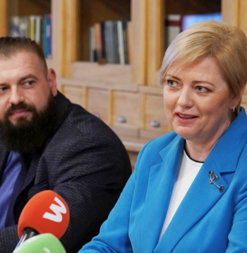 Valsts digitālās attīstības aģentūras direktors Jorens Liopa un Centrālās vēlēšanu komisijas priekšsēdētāja Kristīne Saulīte.