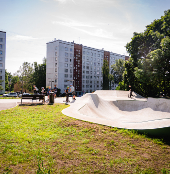 Skeitparks Vecmīlgrāvī. Daudzdzīvokļu nams. 