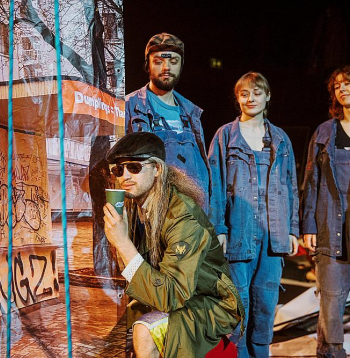 Priekšplānā no kreisās: Sandis Runge, Kārlis Dzintars Zahovskis, Gerda Embure, Ieva Estere Barkāne.