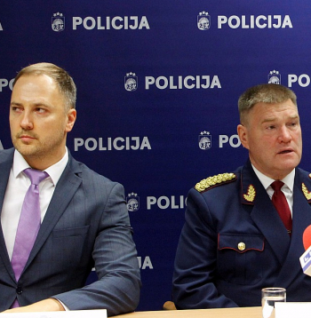 Tas, ka augsta ranga policists pieķerts kukuļņemšanā, sadusmoja toreizējo iekšlietu ministru Sandis Ģirģenu (no kreisās), un viņš pauda uzskatu, ka Valsts policijas priekšniekam Intam Ķuzim būtu jāuzņemas par to atbildība. Attēlā – abas amatpersonas preses konferencē 2019. gada 9. oktobrī.