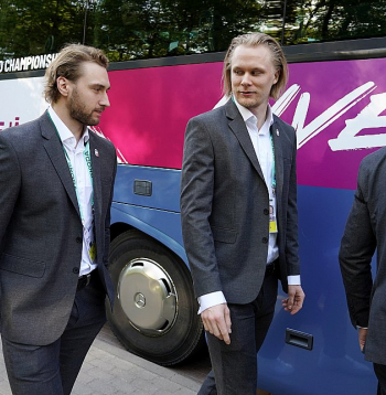 Draugi un komandas biedri Uvis Balinskis (no kreisās) un Rodrigo Ābols ir starp tiem sešiem Latvijas NHL spēlētājiem, kuri jau ir iekļauti olimpiskās komandas sastāvā. Milānā abiem būs otrās olimpiskās spēles karjerā.