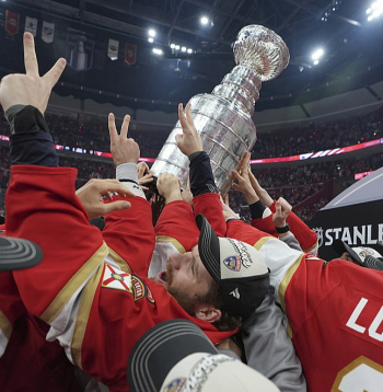 Hokeja prestižākā trofeja – Stenlija kauss – otro gadu pēc kārtas tika pacelts virs Floridas "Panthers" spēlētāju galvām.