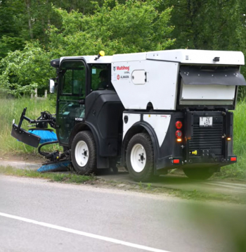 Rīga iegādājusies 15 jaunas ietvju un brauktuvju uzkopšanas tehnikas vienības.