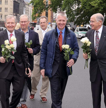 Kristaps Zariņš (no kreisās), Aleksandrs Kalniņš un Bertrams Zariņš Latviešu ārstu kongresa norises dienās pie Brīvības pieminekļa Rīgā nolika ziedus.