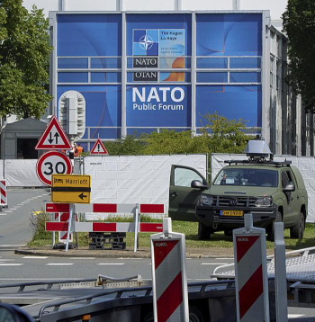 Hāgā pirms nākamnedēļ gaidāmā NATO samita liela uzmanība tiek pievērsta drošības pasākumiem. Par samita mierīgu norisi gādās 27 000 policistu, kas ir puse no visiem Nīderlandes likumsargiem.
