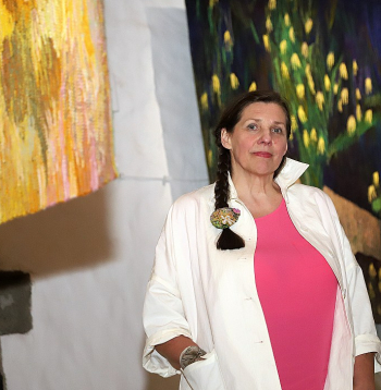 Iveta Vecenāne: "Savos darbos cenšos pievērst uzmanību mazajam, ikdienišķajam, it kā nesvarīgajam, bet arī tas ir kosmosa sastāvdaļa." Fonā – darbs "Naktssveces".