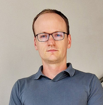 Kārlis Baltputnis, RTU Industriālās elektronikas, elektrotehnikas un enerģētikas institūta vadošais pētnieks: "Tiek lēsts, ka no nākamā gada RTU un "Augstsprieguma tīkla" kopīgi izstrādātā bateriju sistēma sniegs iespēju Latvijā samazināt balansēšanas jaudas uzturēšanas izmaksas par aptuveni 20 miljoniem eiro gadā." 