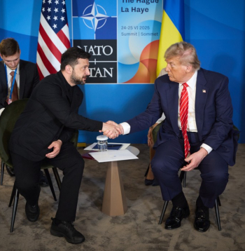 Volodimirs Zelenskis un Donalds Tramps Hāgā. 