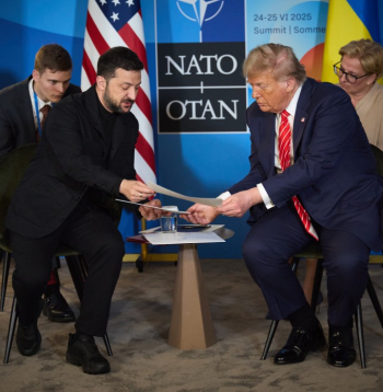 Volodimirs Zelenskis un Donalds Tramps Hāgā. NATO samits. 