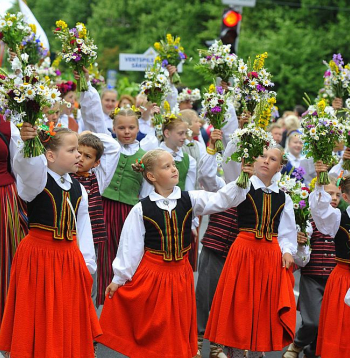 Svētku laikā dalībnieki, kuri Rīgā ierodas no citām pašvaldībām, dzīvos 70 Rīgas mācību iestādēs.