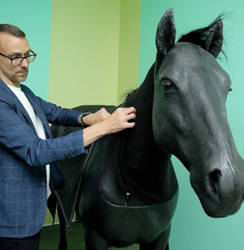 Klīniskā institūta direktors Armands Vekšins teic, ka studentiem daudz jātrenējas veikt injekcijas un trāpīt vēnā zirgam, jo dzīvnieks strauji kustas – viss jādara precīzi un ātri.