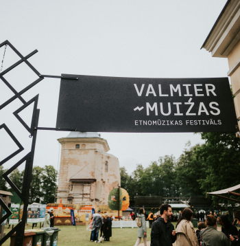 Aizvadīts Valmiermuižas etnomūzikas festivāls.