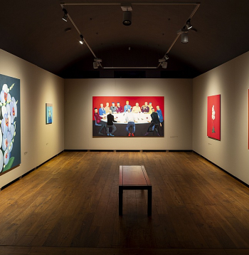 Centrā: Kaspars Zariņš. "Sapulce. Spriedze". Audekls, eļļa. 150 x 270 cm, 2024. No kreisās: "Puķu daba. Orhidejas". Audekls, eļļa. 190 x 190 cm, 2025. No labās: "Jums tur, lūdzu". Audekls, eļļa. 120 x 110 cm, 2023.