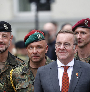 Vācijas aizsardzības ministrs Boriss Pistoriuss Vācijas brigādes inaugurācijas pasākumā Viļņā šā gada 22. maijā. Ministrs ir atzinis, ka Vācijai līdz šim nav izdevies nodrošināt pietiekamu karavīru skaitu saviem bruņotajiem spēkiem.