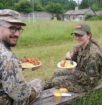 Patiesi garšīgs ir armijas pavāru pārvietojamajā lauka virtuvē gatavotais ēdiens.