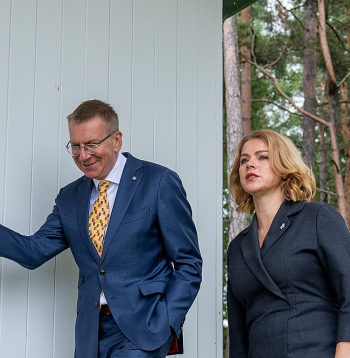 "Raujot ārā no konteksta kādus neizdiskutētus lēmumus, tas tikai tracina sabiedrību un nav nevienam par labu," pēc tikšanās ar valdības vadītāju Eviku Siliņu norādīja Valsts prezidents Edgars Rinkēvičs.