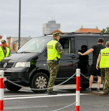 Polijas robežsargi Slubicē, valsts rietumos uz robežas ar Vāciju, pārbauda transportlīdzekli.
