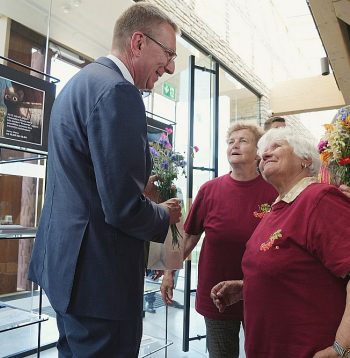 Likteņdārza dibināšanas 20. gadadienas svinībās piedalījās arī Valsts prezidents Edgars Rinkēvičs. Attēlā – kopā ar seniorēm no Kokneses pensionāra kluba "Pīlādzītis".