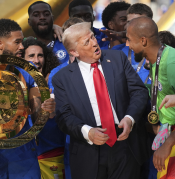 Prezidents Donalds Tramps (centrā) sarunājas ar "Chelsea" vārtsargu Robertu Sančesu (pa labi), kamēr "Chelsea" spēlētājs Rīss Džeimss tur čempionu trofeju pēc Klubu pasaules kausa fināla futbola spēles starp "Chelsea" un Parīzes "Saint-Germain" MetLife stadionā Īstraterfordā, Ņūdžersijā, svētdien, 2025. gada 13. jūlijā.