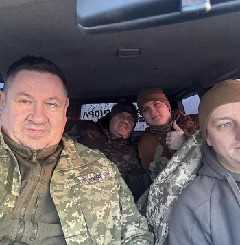 Egils Helmanis pēdējos gados daudzkārt devies uz Ukrainu, par to informējot arī savus sociālo tīklu sekotājus. Šo bildi viņš "Fecebook" ievietojis šī gada martā.