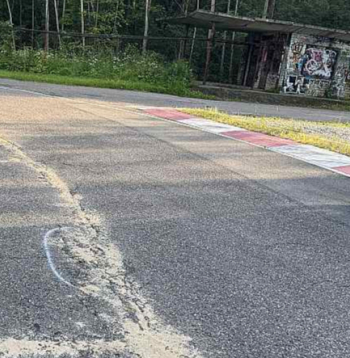 Biķernieku trase motobraucējiem pēc veiktā remonta – plaisu un šuvju lāpīšanas – kļuvusi bīstama.