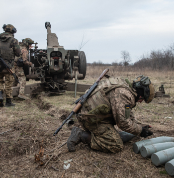 Ukrainas bruņoto spēku artilēristi apšauda Krievijas pozīcijas
netālu no Bahmutas.