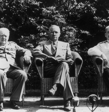 Čērčils, Trumens un Staļins sarunu pārtraukumā Cecīlienhofas pils dārzā.