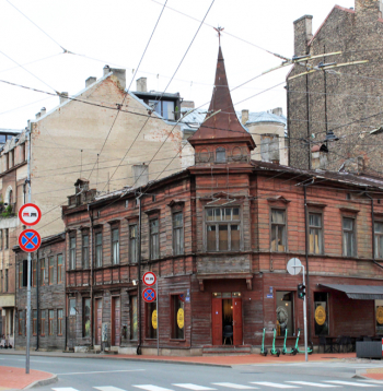Sastopamas arī koka ēkas, kas var lepoties ar izsmalcinātu ornamentāciju un tornīšiem. Viens no tādiem – Avotu ielā 75, celts 1900. gadā pēc Konstantīna Pēkšēna projekta.