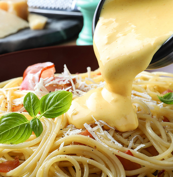 Spageti ar triju sieru mērci.