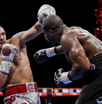 Oleksandrs Usiks Londonā ar nokautu uzvarēja britu Danielu Dubuā.